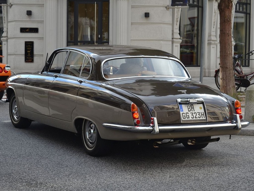 Jaguar MK X 3