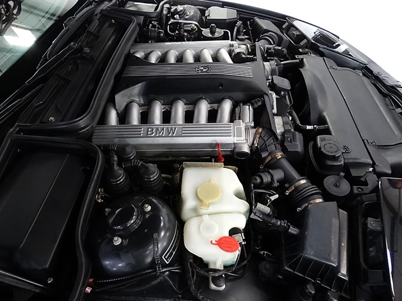 5.4 litre V12 4