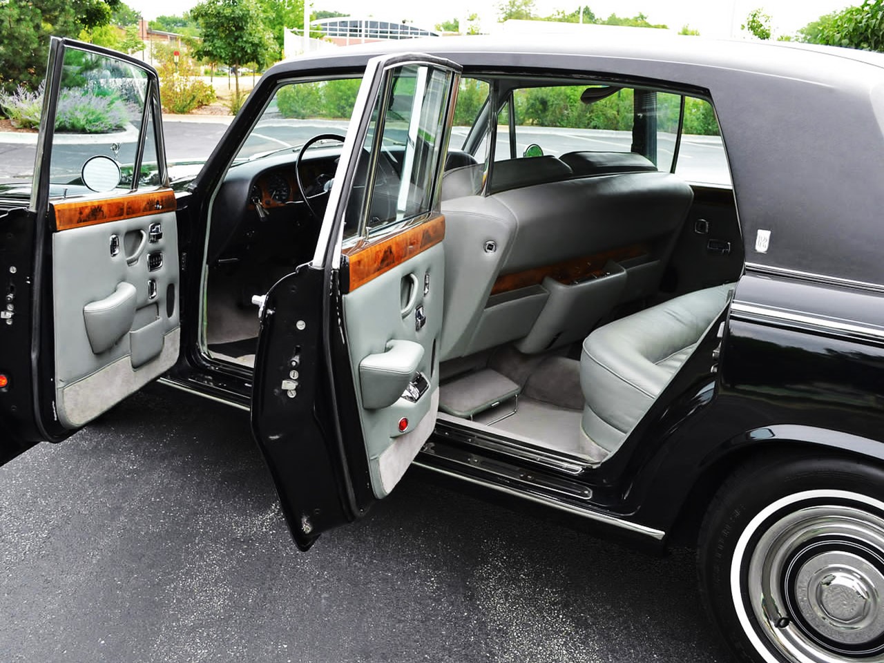 Long Wheelbase saloon with power glass division
